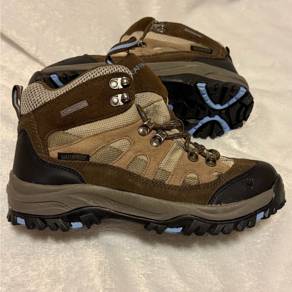 NWOT BearPaw Women's Lace-Up Outdoor Hiking boots